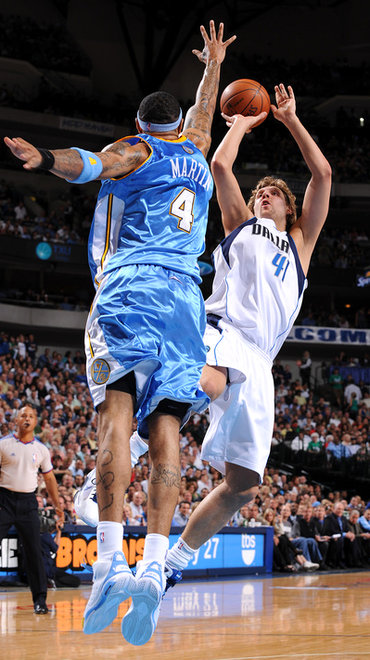 Dirk Nowitzki's 44 points leads Mavs over Nuggets