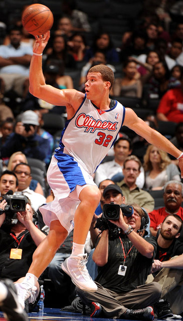 Video: Blake Griffin breaks kneecap on high-flying dunk