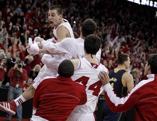 Global Hoops Roundup: Wisconsin Upsets Michigan, Jason Richardson Out for Season
