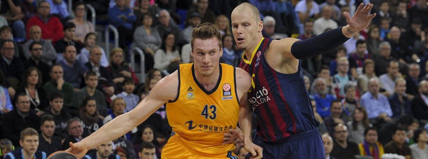 ALBA's Leon Radosevic hits a crazy buzzer beater to force OT against Barcelona
